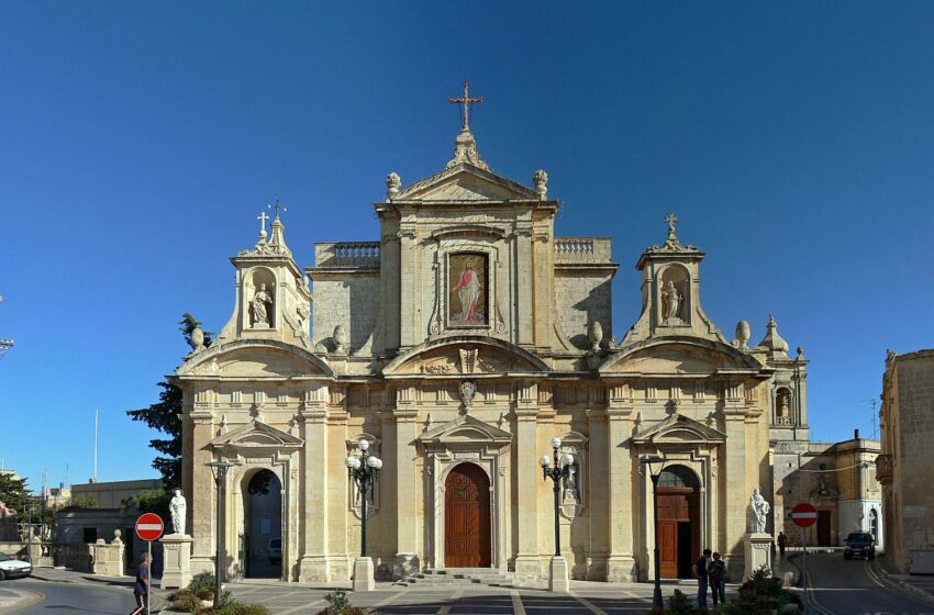 Is-Saċerdot Kien Intlaqat Minn Ġebla F’Rasu U Storda